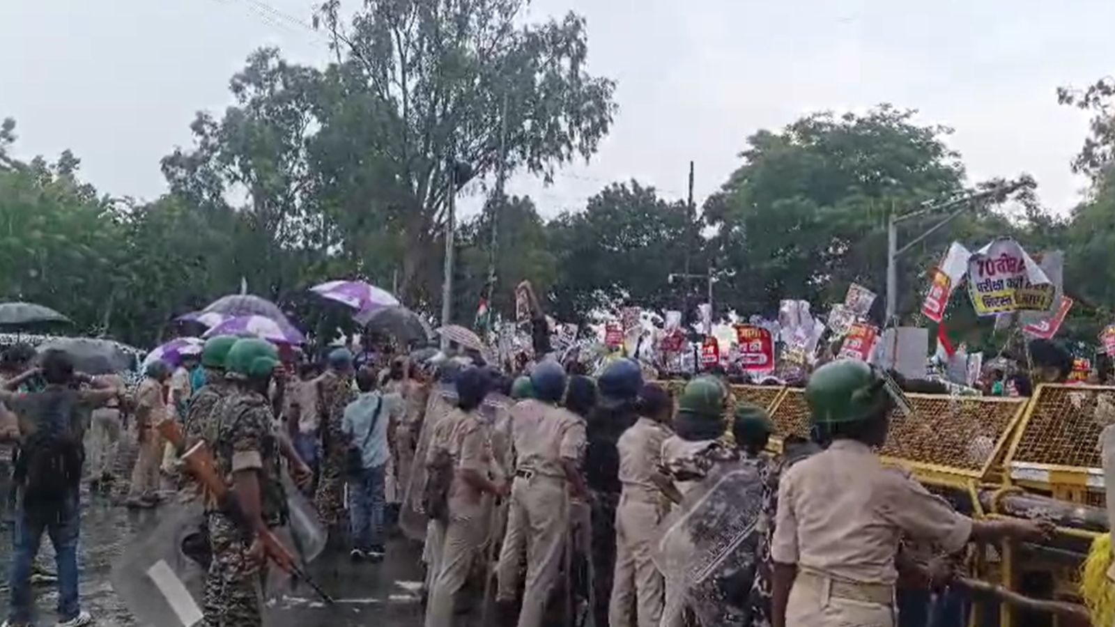 बैरिकेडिंग कर पुलिस ने रोका