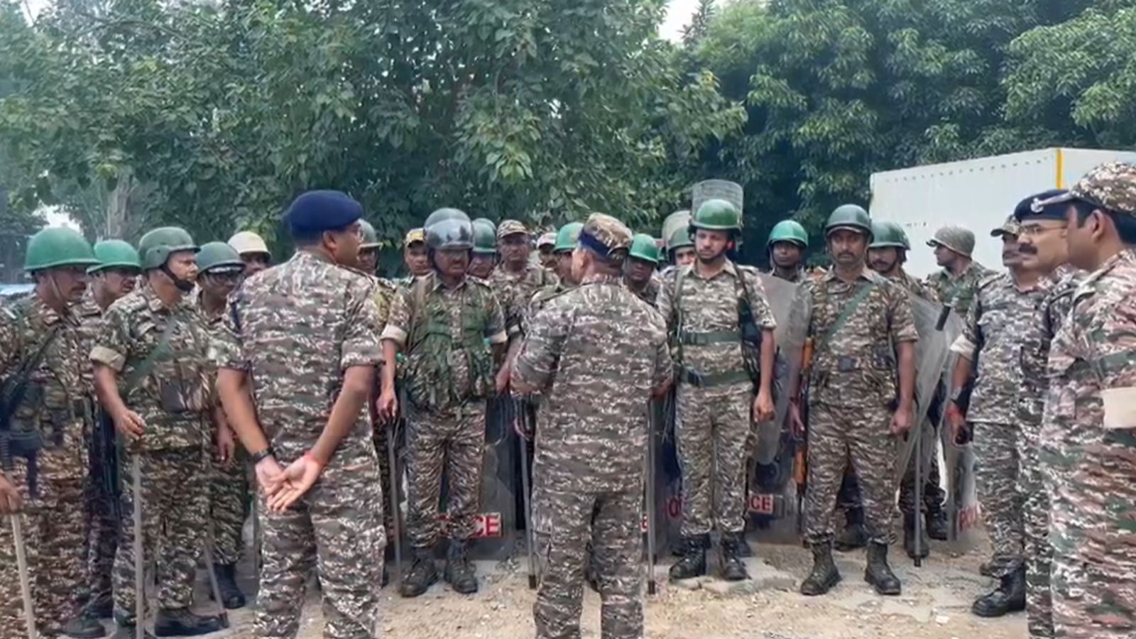 भारी संख्या में पुलिस बल तैनात