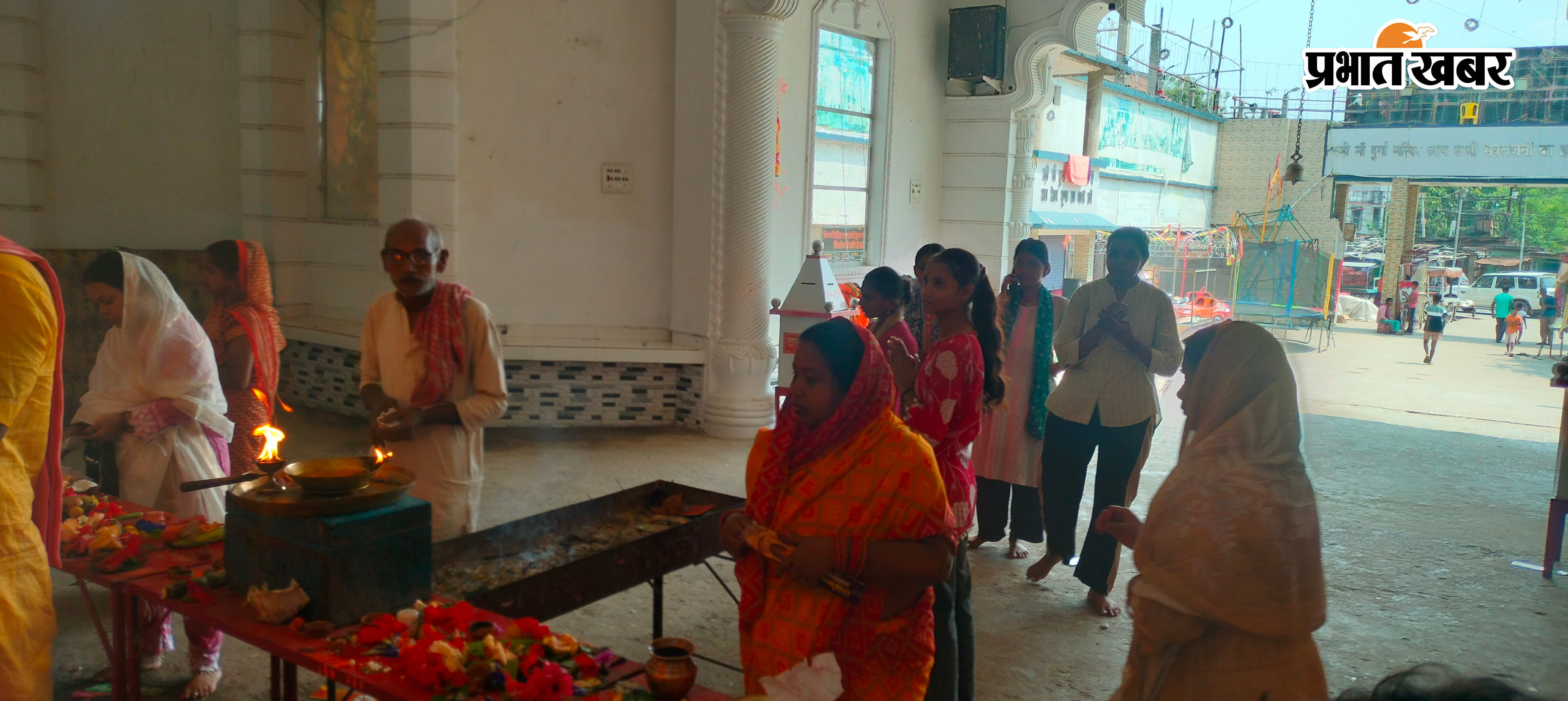 फोटो कैप्शन 1 - सूर्यगढ़ा बड़ी दुर्गा मंदिर में भगवान गणपति की आरती में शामिल लोग फोटो कैप्शन 2- भगवान गणपति की पूजा करते श्रद्धालु | Prabhat Khabar Network