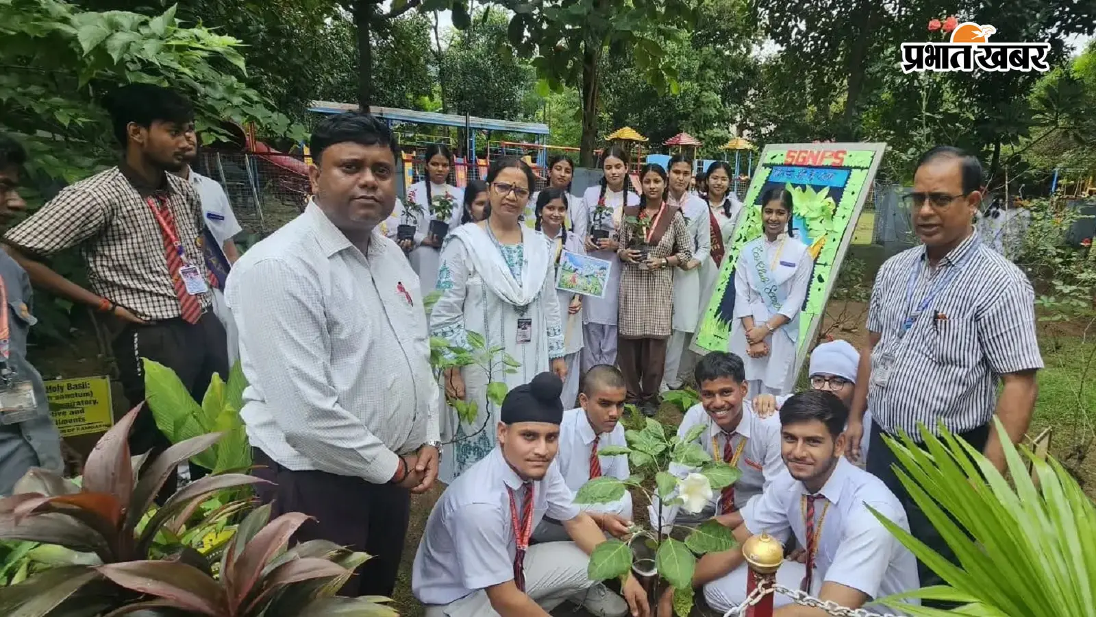 रामगढ़ में “एक पेड़ मां के नाम” अभियान से श्री गुरु नानक पब्लिक स्कूल परिसर में गूंजा हरियाली का संदेश