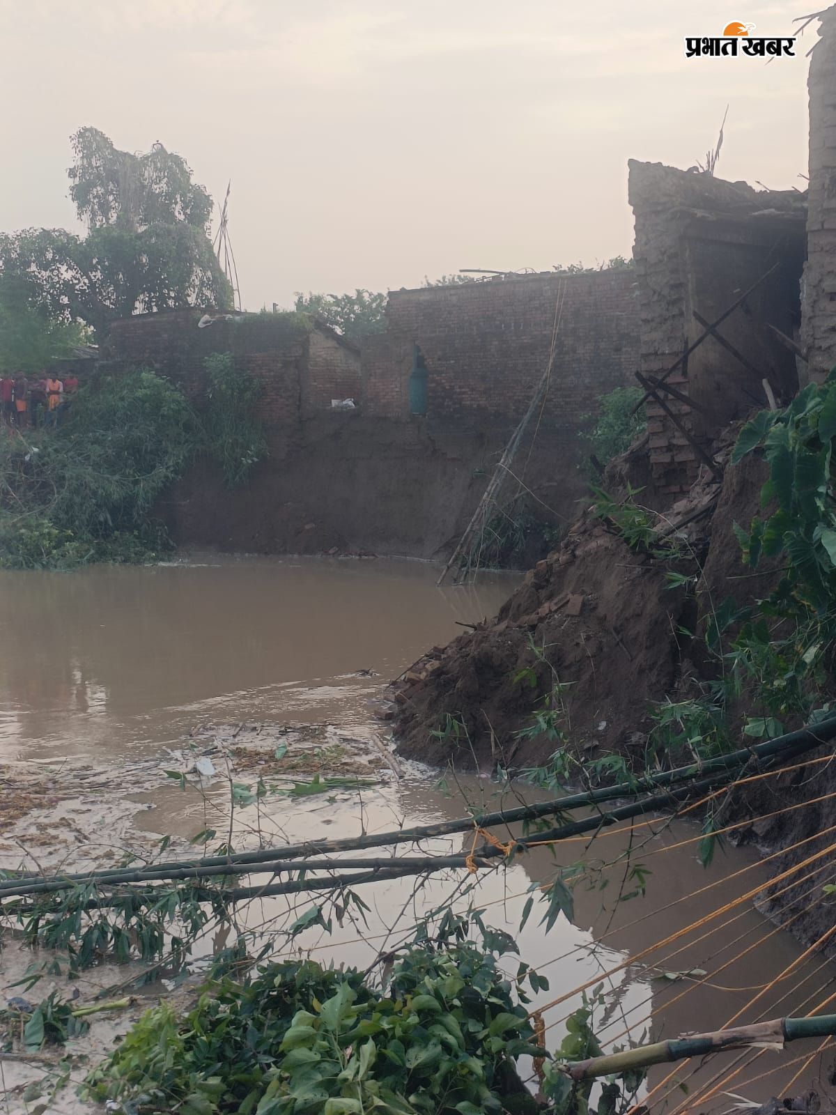 गंगा में समाया मकान, कटाव से दहशत में पिपरपांती के ग्रामीण | Prabhat Khabar Network