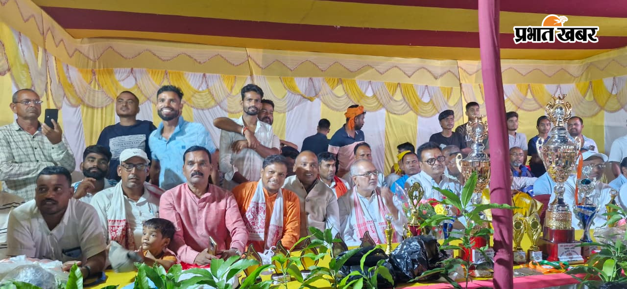 फुटबॉल मैच में उपस्थित विधायक और सांसद | Prabhat Khabar Network