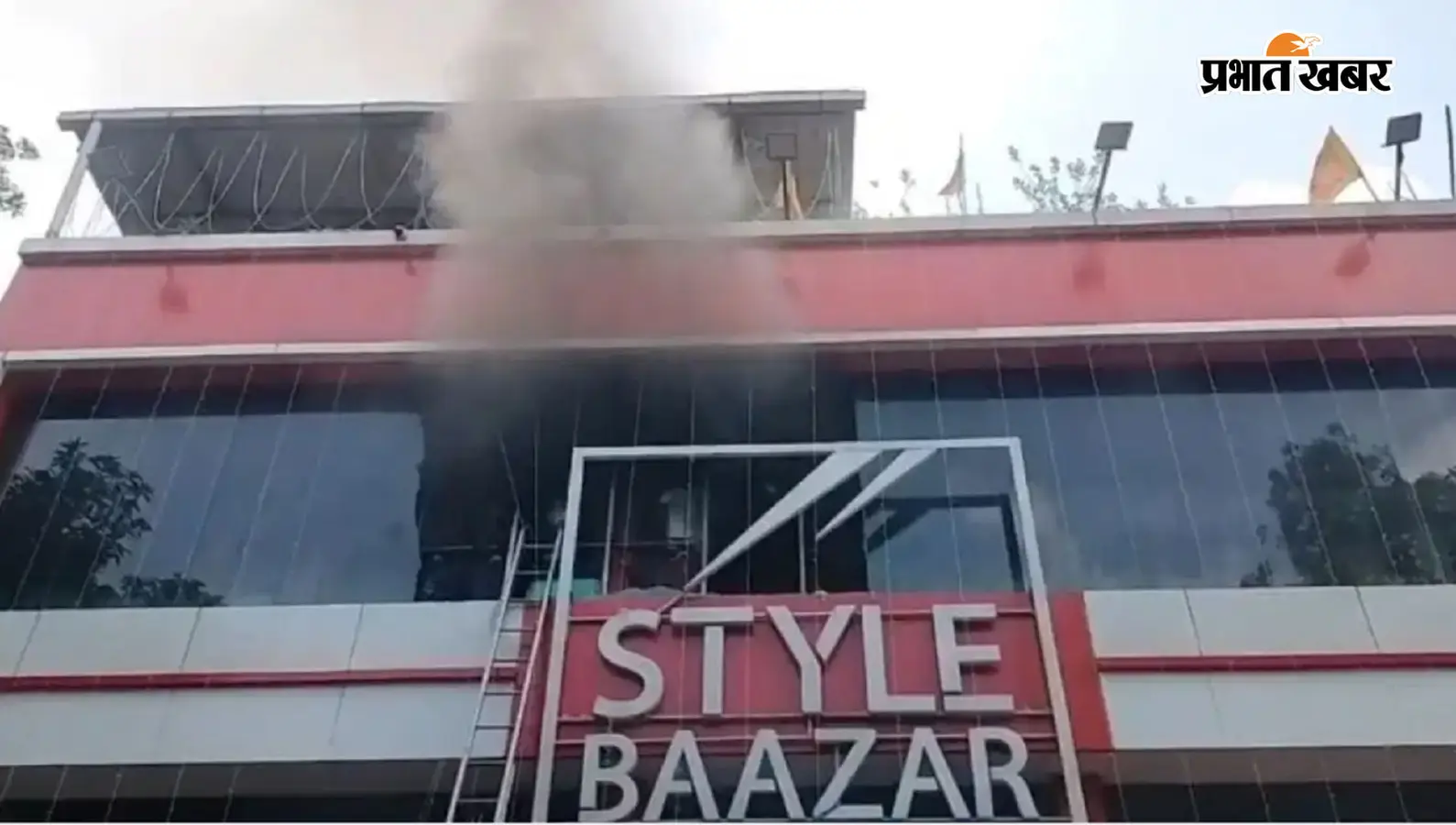 इस्लामपुर शॉपिंग मॉल में भीषण आग: धुआं निकलते ही मची अफरा-तफरी, बचाव में कई दमकलकर्मी घायल