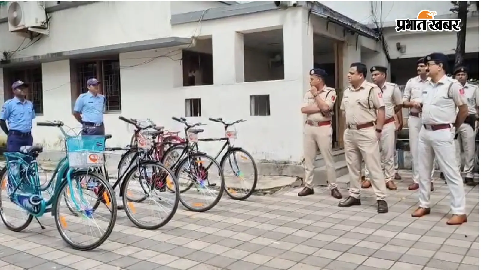 बंगाल पुलिस का नया प्रयोग: अब तंग गलियों में बाइक-गाड़ी नहीं, बल्कि इस अनोखे अंदाज में गश्त करेंगे 'साइकिल गार्ड'