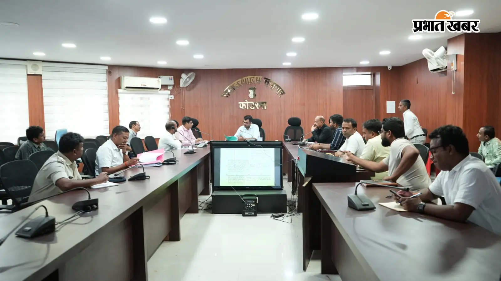 कोडरमा DC ने विकास योजनाओं की समीक्षा की, लंबित कार्यों को तेजी से पूरा करने का सख्त निर्देश