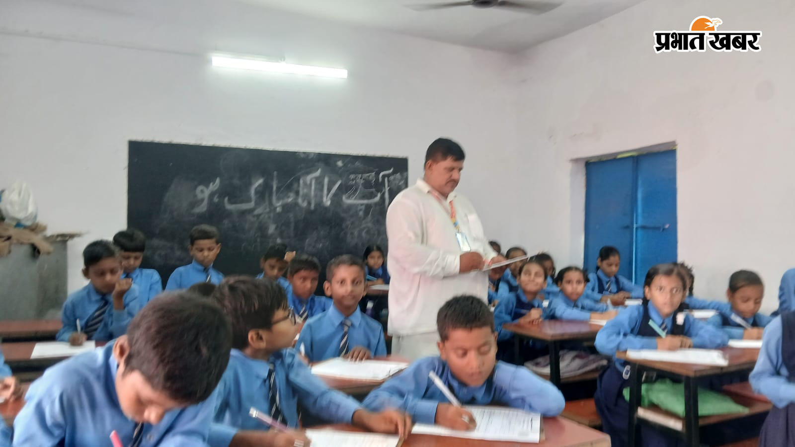 फ़ोटो :- खीरी एवं अमरपुर स्कूल में परीक्षा देते छात्र | Prabhat Khabar Network