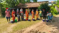 बाढ़ का पानी उतरते ही संक्रमण से बचाव की कवायद, बड़हिया के प्रभावित इलाकों में ब्लीचिंग पाउडर का छिड़काव