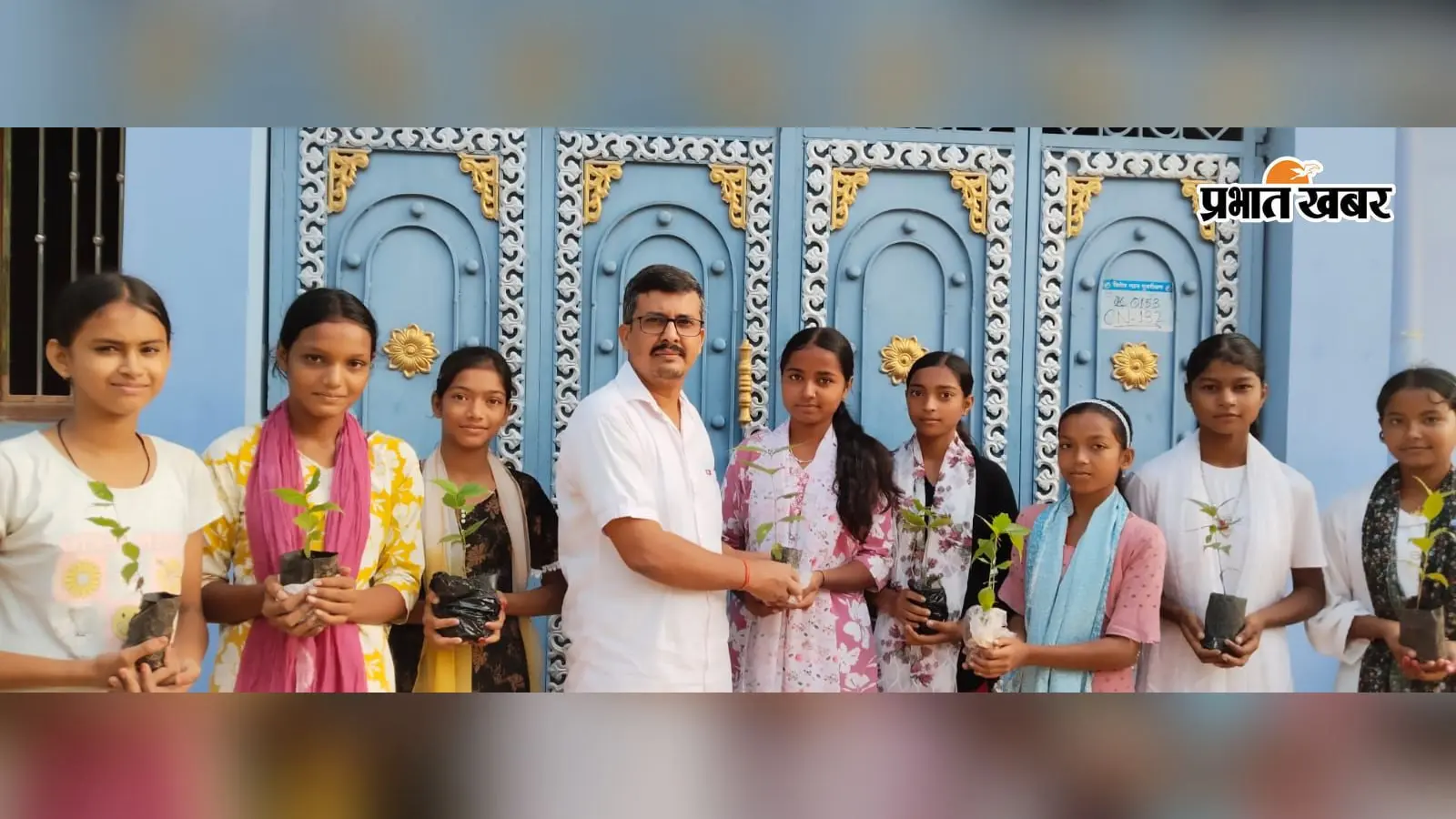 किताबों के साथ अब पौधों की भी सीख, बच्चों को बांटे हरसिंगार के पौधे