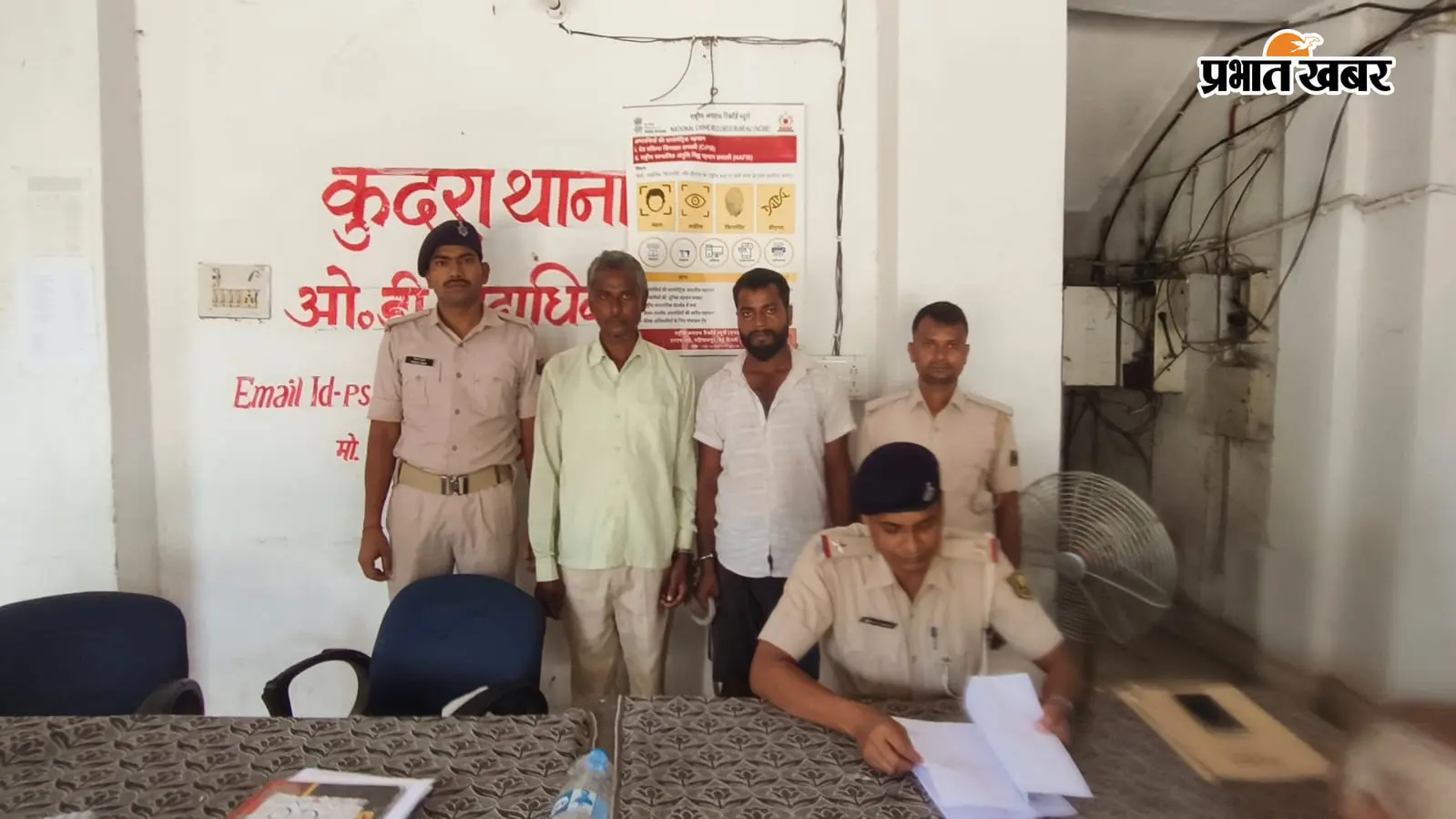 कैमूर: कुदरा में 82 पीस अंग्रेजी शराब के साथ दो कारोबारी गिरफ्तार, 14.76 लीटर शराब बरामद