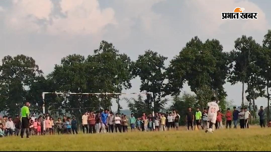 पेनल्टी शूट मारते हुए खिलाडी की तस्वीर मैच का उद्घाटन करते हुए मुखिया व अन्य | Prabhat Khabar Network