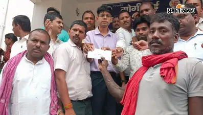 गोगरी में बाढ़ के पानी में नहाने गये 15 वर्षीय किशोर की डूबने से मौत, सीओ ने परिजनों को दिया चार लाख का चेक