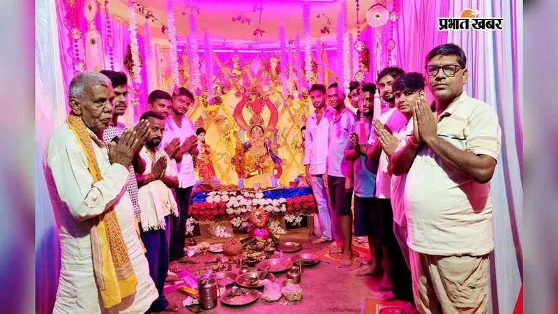गणपति बप्पा मोरया के जयकारों से गूंजा कटोरिया, पूजा-पंडालों में उमड़ी श्रद्धालुओं की भीड़