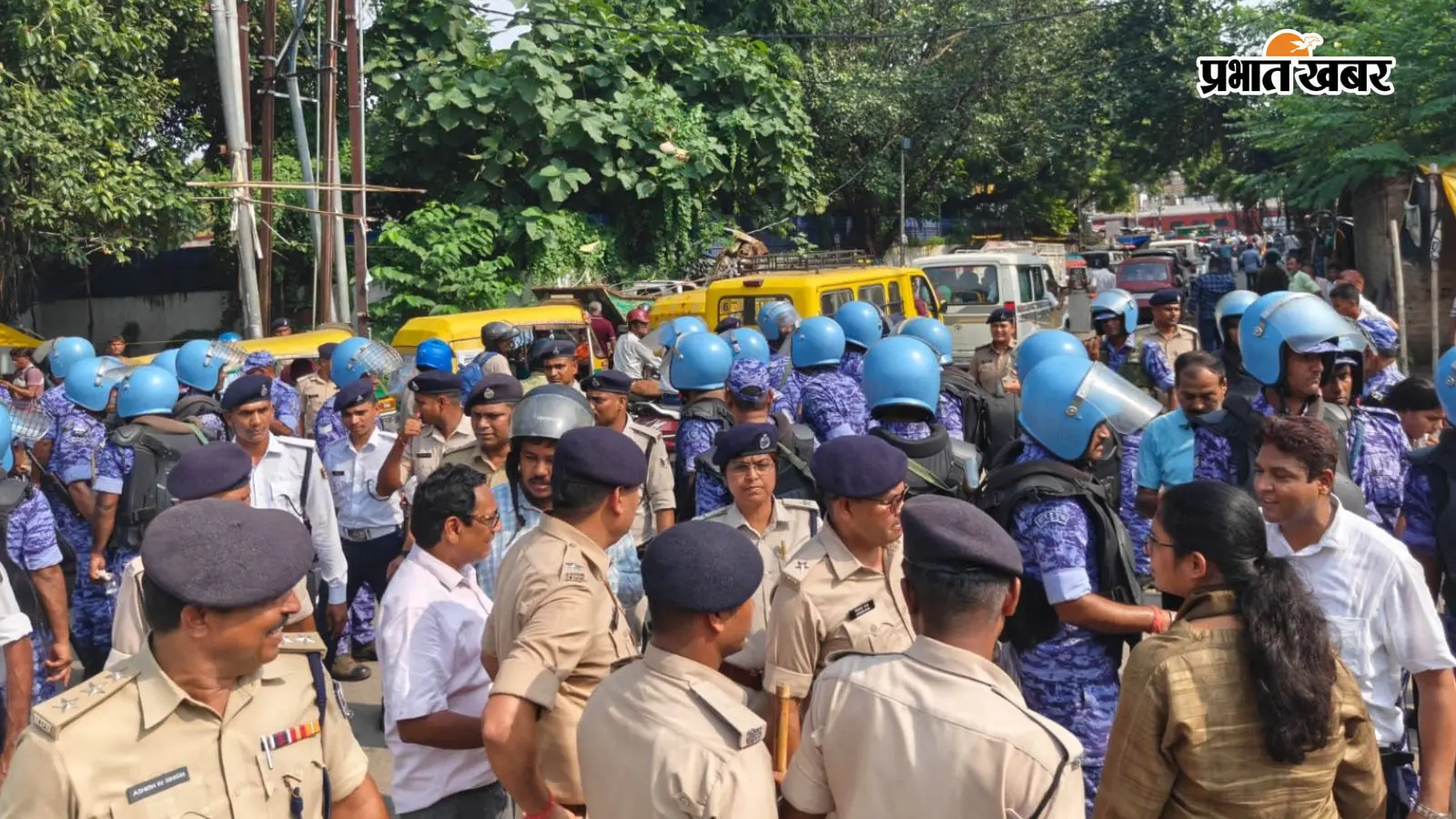 पटना : BSSC अभ्यर्थियों के प्रदर्शन से विधानसभा के आसपास लगी भीषण जाम, सड़क पर थमी रफ्तार, मुख्य गेट बंद