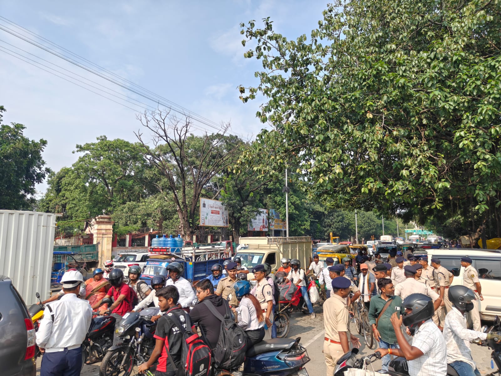 विधानसभा गेट के पास लगी जाम