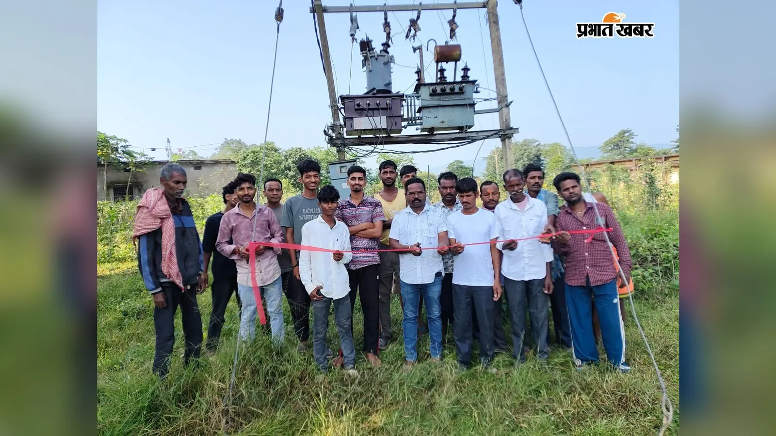 लंबे समय से अंधेरे में था जनवल गांव, दो ट्रांसफार्मर लगने के बाद बहाल हुई बिजली