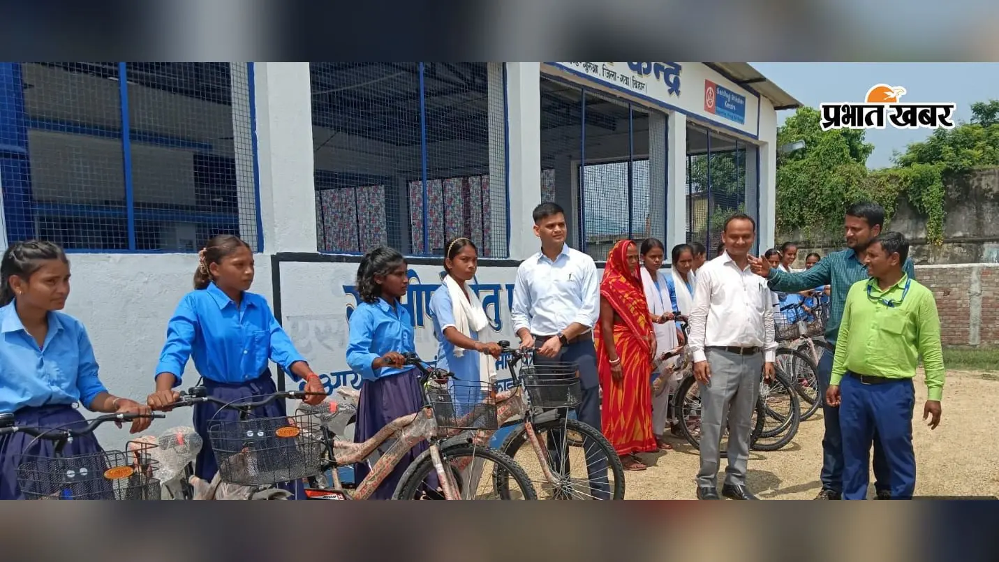 गया जी : गुरुआ में 15 छात्राओं को मिली साइकिल, एसडीओ बोले- स्कूल पहुंच और उपस्थिति बढ़ाने में मिलेगी मदद