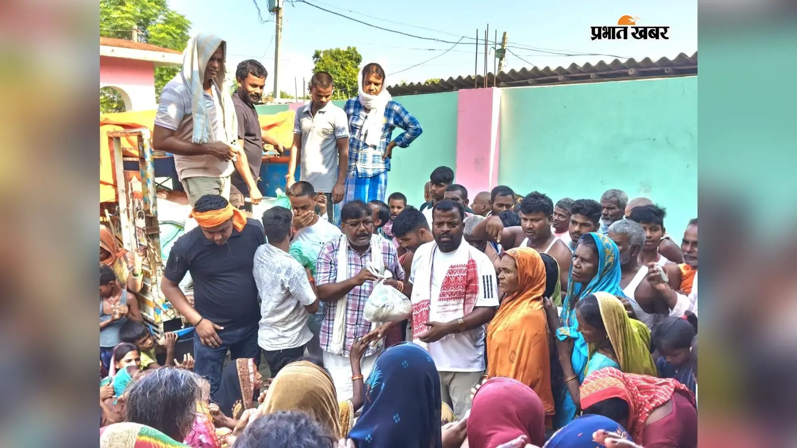 रुपौली में बाढ़ प्रभावित इलाकों में आठवें दिन भी पहुंची राहत सामग्री, सांसद पप्पू यादव की ओर से भेजी गयी कई गाड़ियां