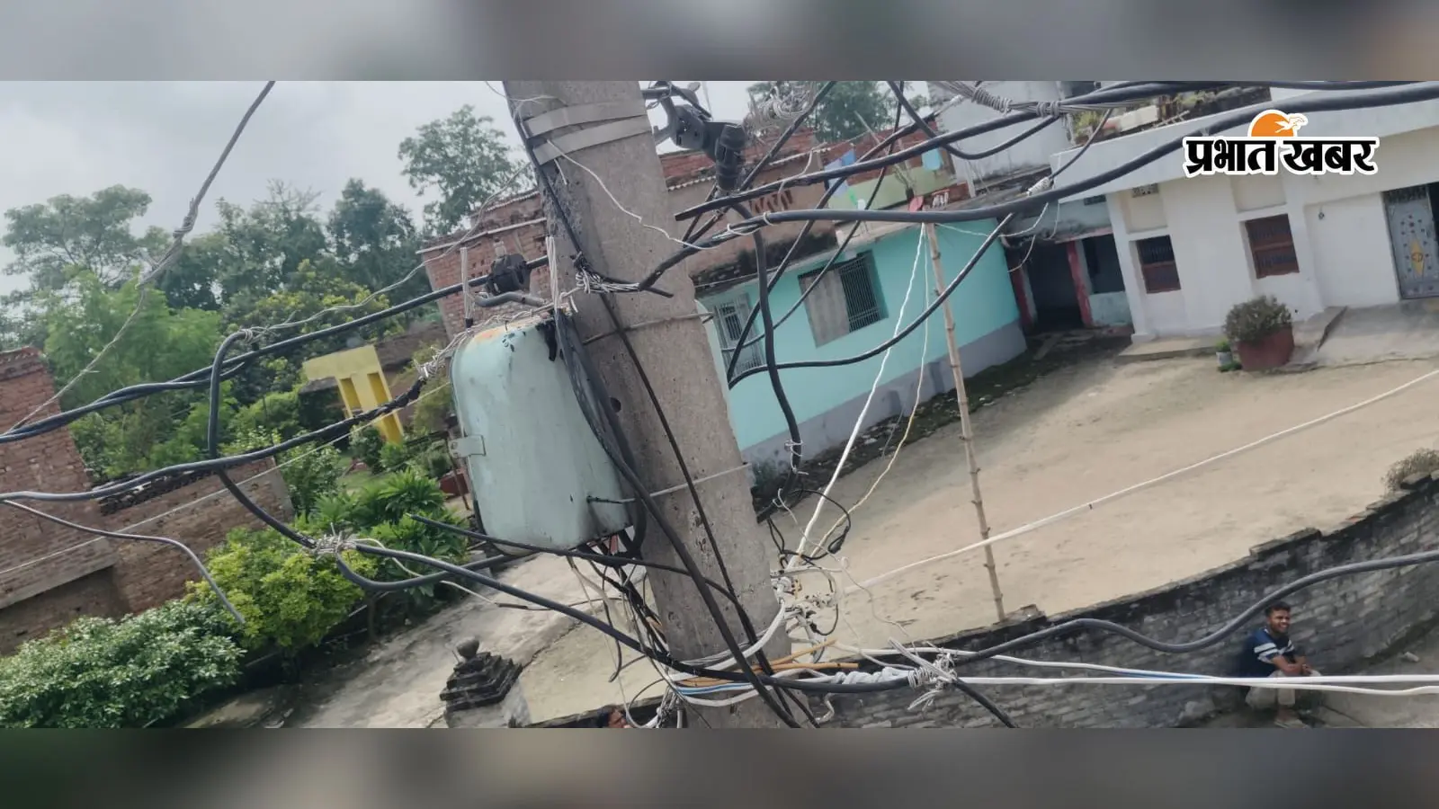 मोतिहारी के बंजरिया में जर्जर बिजली तारों से दहशत, कभी भी हो सकता है बड़ा हादसा