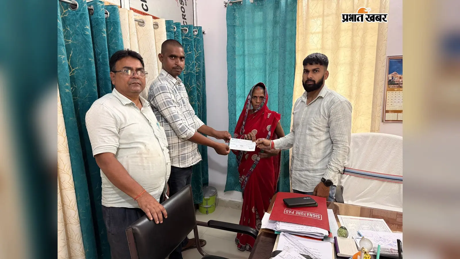 सारण के मांझी में आपदा राहत: सर्पदंश व डूबने से मृत 5 लोगों के आश्रितों को मिले 4-4 लाख रुपये के चेक, अंचल कार्यालय में हुआ वितरण