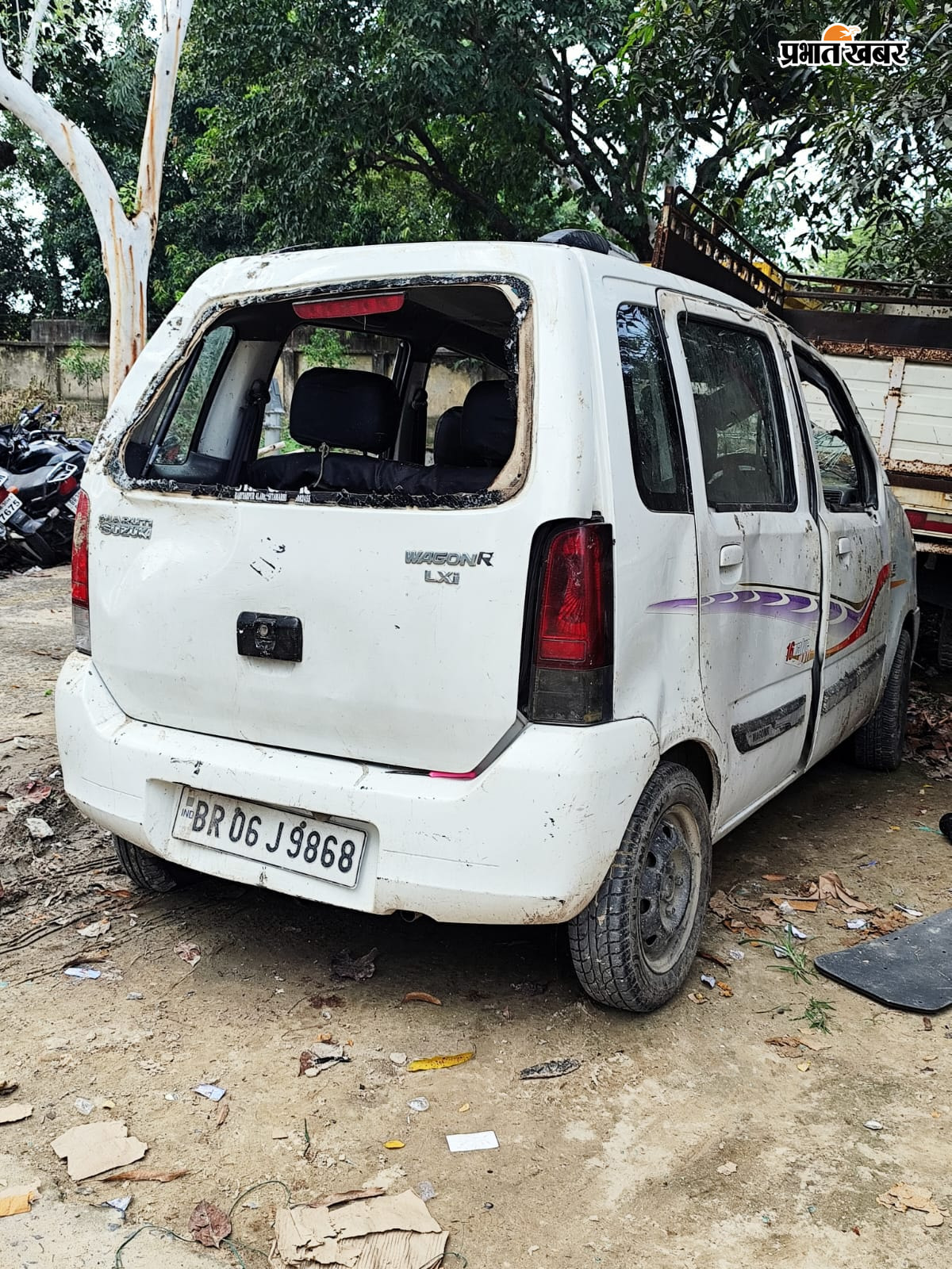 घटनास्थल पर ग्रामीणों को समझाते बीडीओ ओमप्रकाश व थानाध्यक्ष पंकज यादव, जब्त शराब लदी कार | Prabhat Khabar Network