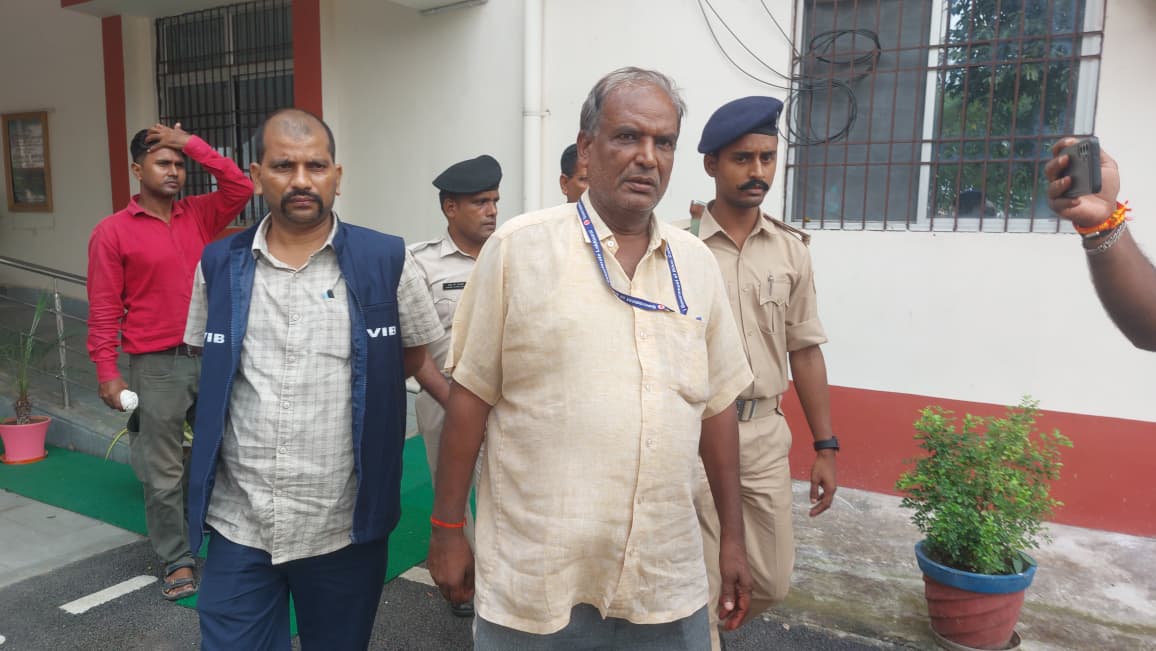 चानन प्रखंड कार्यालय में निगरानी विभाग की कार्रवाई के बाद ले जाती पुलिस