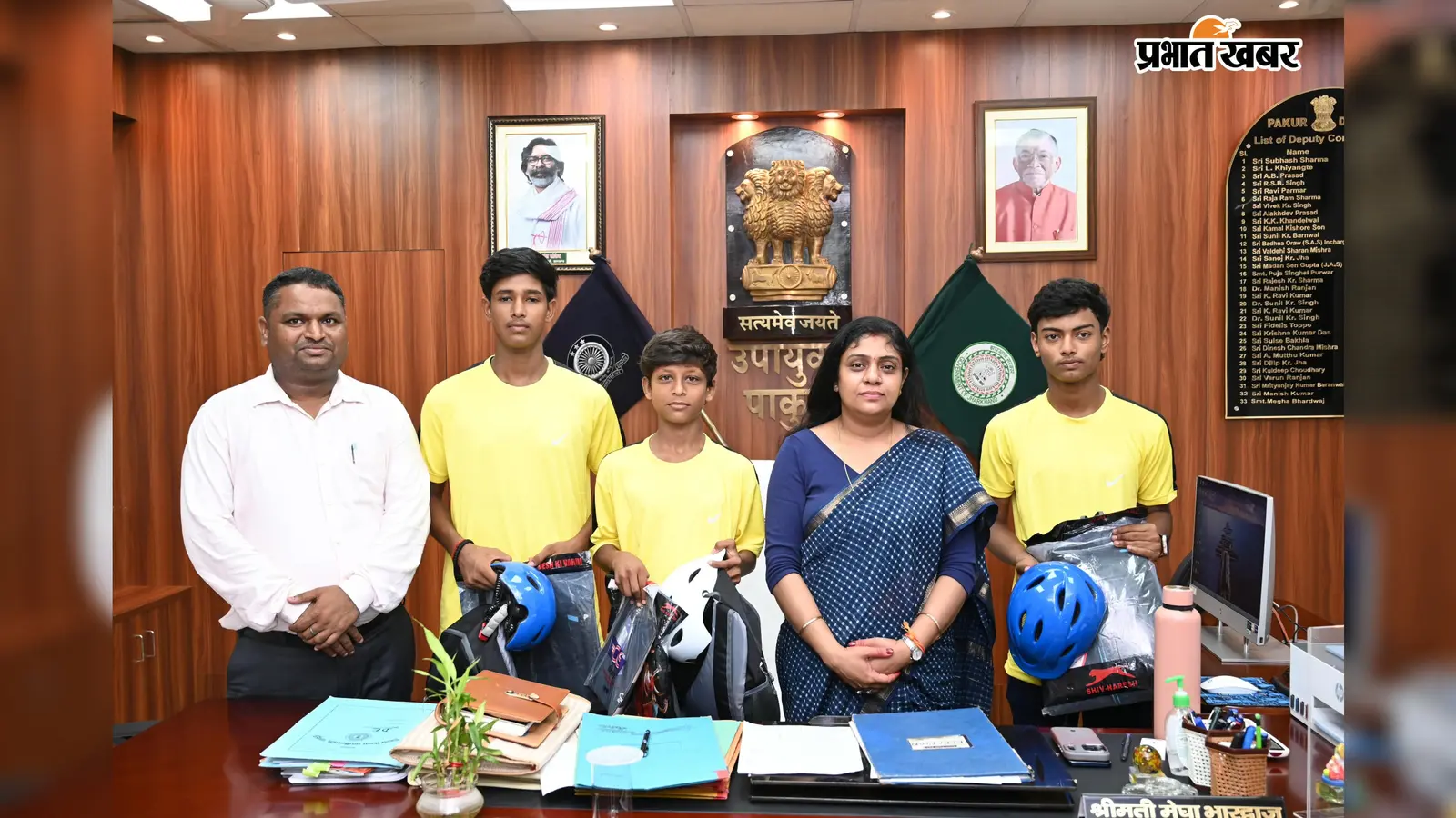 पाकुड़ के तीन खेल सितारों को डीसी ने दिया सम्मान, साइकिलिंग किट से बढ़ाया हौसला
