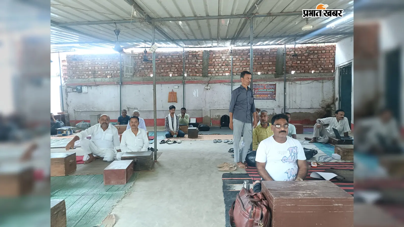 मधुबनी में 29 दिन से कातिबों का कार्य बहिष्कार, जमीन रजिस्ट्री 45 से घटकर 10-15 दस्तावेज प्रतिदिन