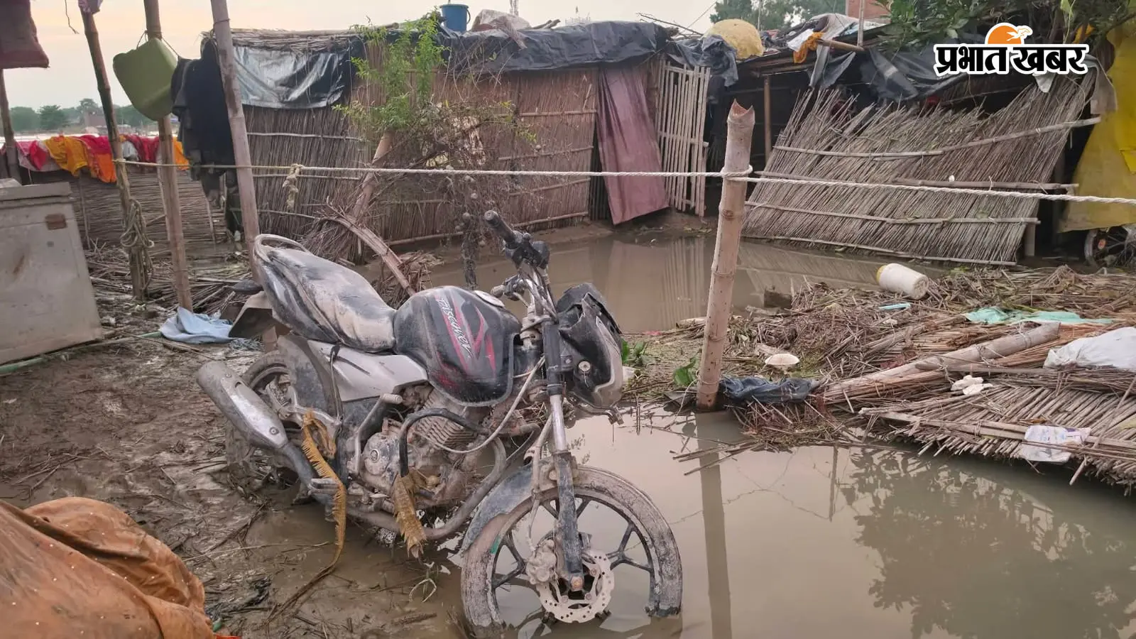 सारण में बाढ़ का पानी घटते ही महामारी का खतरा: डीएम ने 8 प्रखंडों में छिड़काव का दिया निर्देश, 31 अफसर-कर्मी सम्मानित