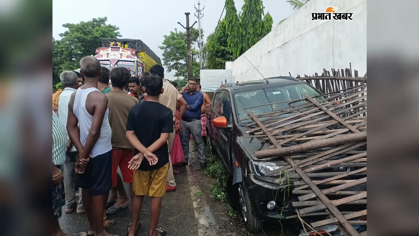 समस्तीपुर के दलसिंहसराय में साइकिल सवार को बचाने के चक्कर में दीवार से टकराई अनियंत्रित कार