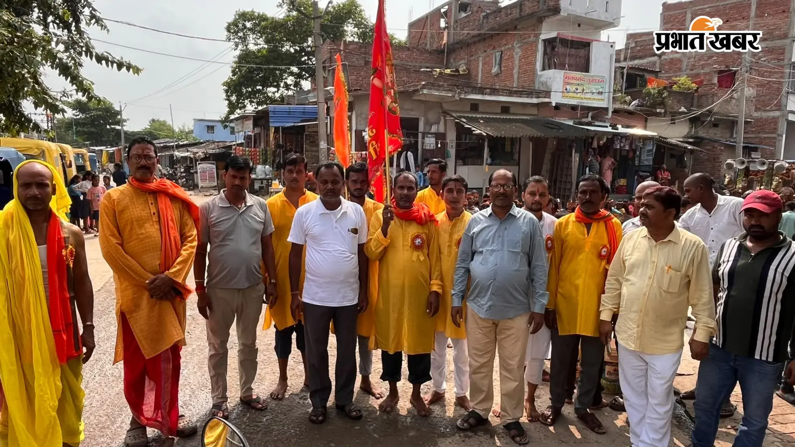 भाउर गांव मे कलश शोभा यात्रा मे पूजा समिति सदस्यों के अलावा जदयू नेता राममनोहर साह, जदयू जिला महासचिव शंभु प्रसाद सहनी, भाजपा नेता रामकिशोर साह एवं पूर्व मुखिया दशरथ पासवान सहित कई लोग मौजूद थे. | Prabhat Khabar Network