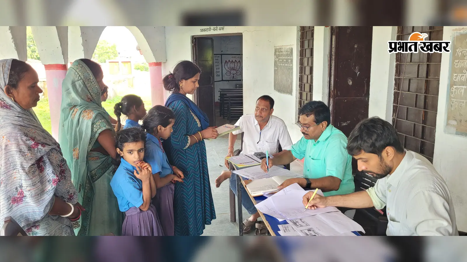 लखीसराय: प्राथमिक विद्यालय के मिड-डे मील में मिली छिपकली, 45 बच्चों की तबीयत बिगड़ने पर ग्रामीणों का जोरदार हंगामा