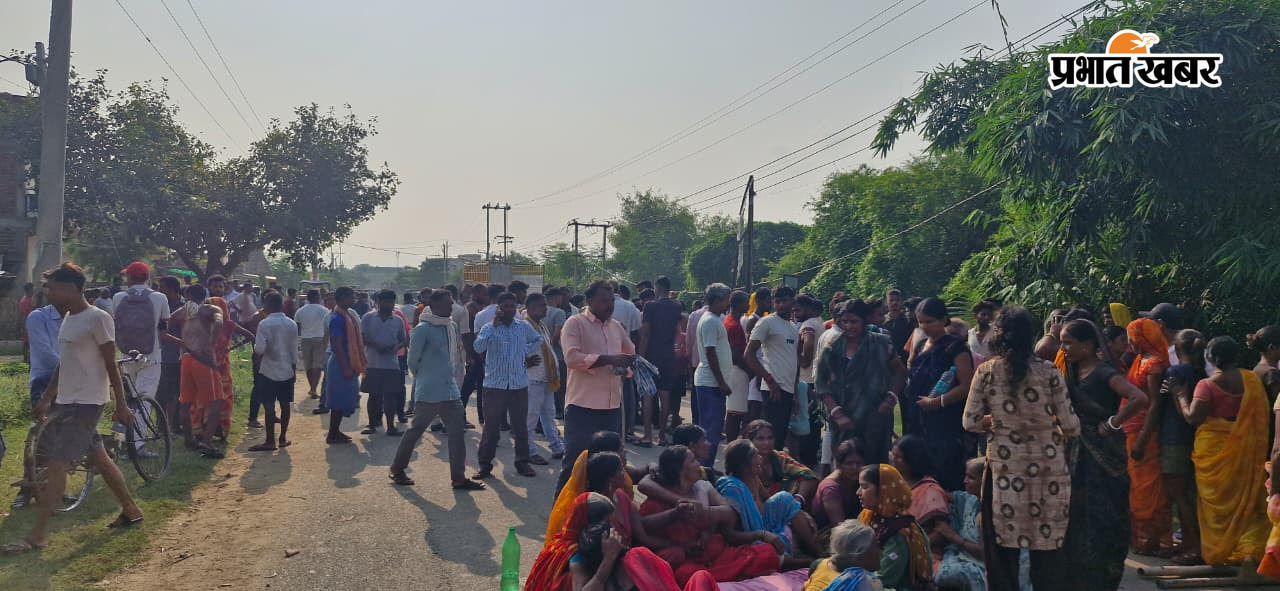 फोटो - 1. राजगीर के राइस पर मुख्य पथ को जाम करते आक्रोशित लोग | Prabhat Khabar Network