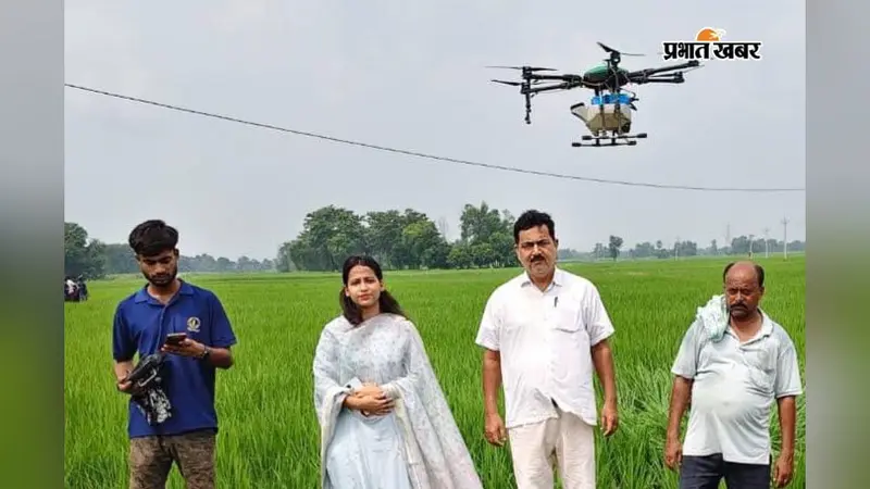 फ़ोटो- निरीक्षण करते सहायक निदेशक व अन्य | Prabhat Khabar Network
