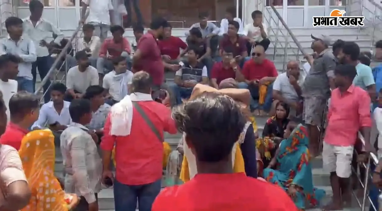 गोपालगंज: बेलबनवां मंदिर में कथित वीडियो को लेकर ग्रामीणों का हंगामा, पुलिस ने महंथ से मांगा स्पष्टीकरण