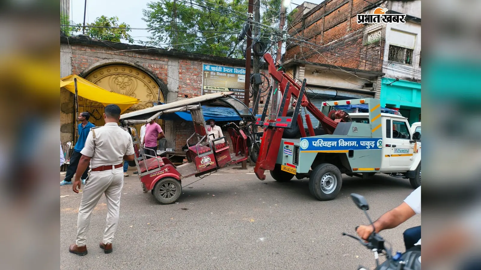 अवैध पार्किंग पर चला परिवहन विभाग का डंडा, दो टोटो समेत तीन वाहन जब्त