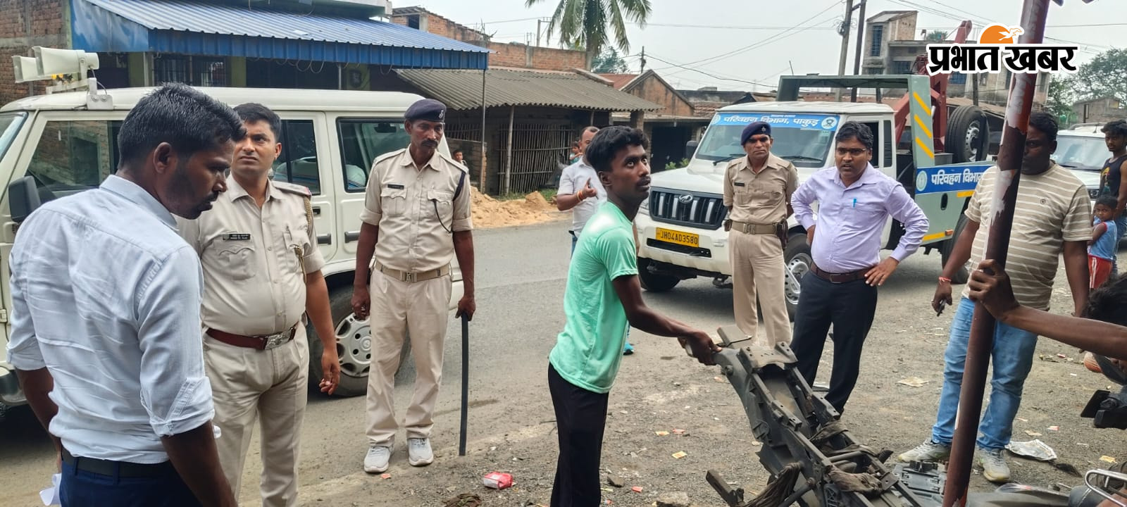 सड़क किनारे अवैध पार्किंग व अतिक्रमण के खिलाफ जांच करती परिवहन विभाग की टीम. | Prabhat Khabar Network