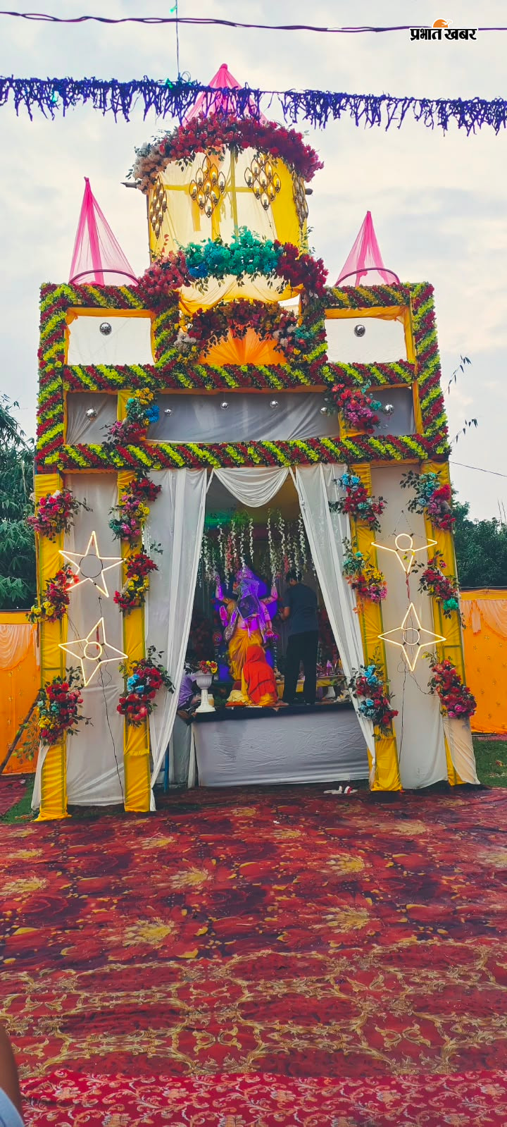 गणेशोत्सव के अवसर पर मंदिर परिसर में स्थापित भगवान गणेश की प्रतिमा और पंडाल। | Prabhat Khabar Network