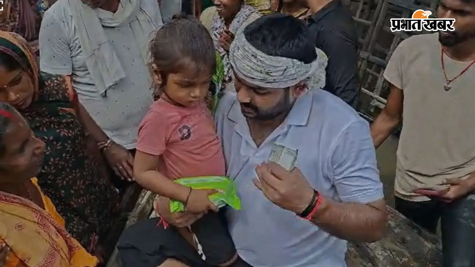 बाढ़ में घिरे भागलपुर के लोगों के बीच पहुंचे रौशन आनंद, नाव से पहुंचायी राहत सामग्री