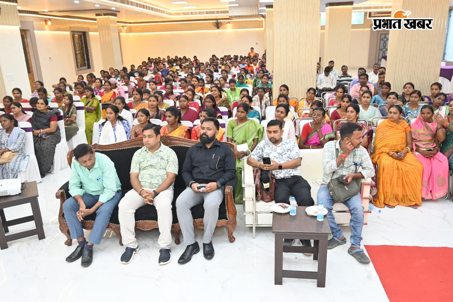 कार्यक्रम का दीप प्रज्वलित कर उदघाटन करती विधायक डॉ लुईस मरांडी, साथ में जिप अध्यक्ष जॉयस बेसरा व अन्य. कार्यक्रम में एसएचजी ग्रुप की दीदियां व अन्य. | Prabhat Khabar Network