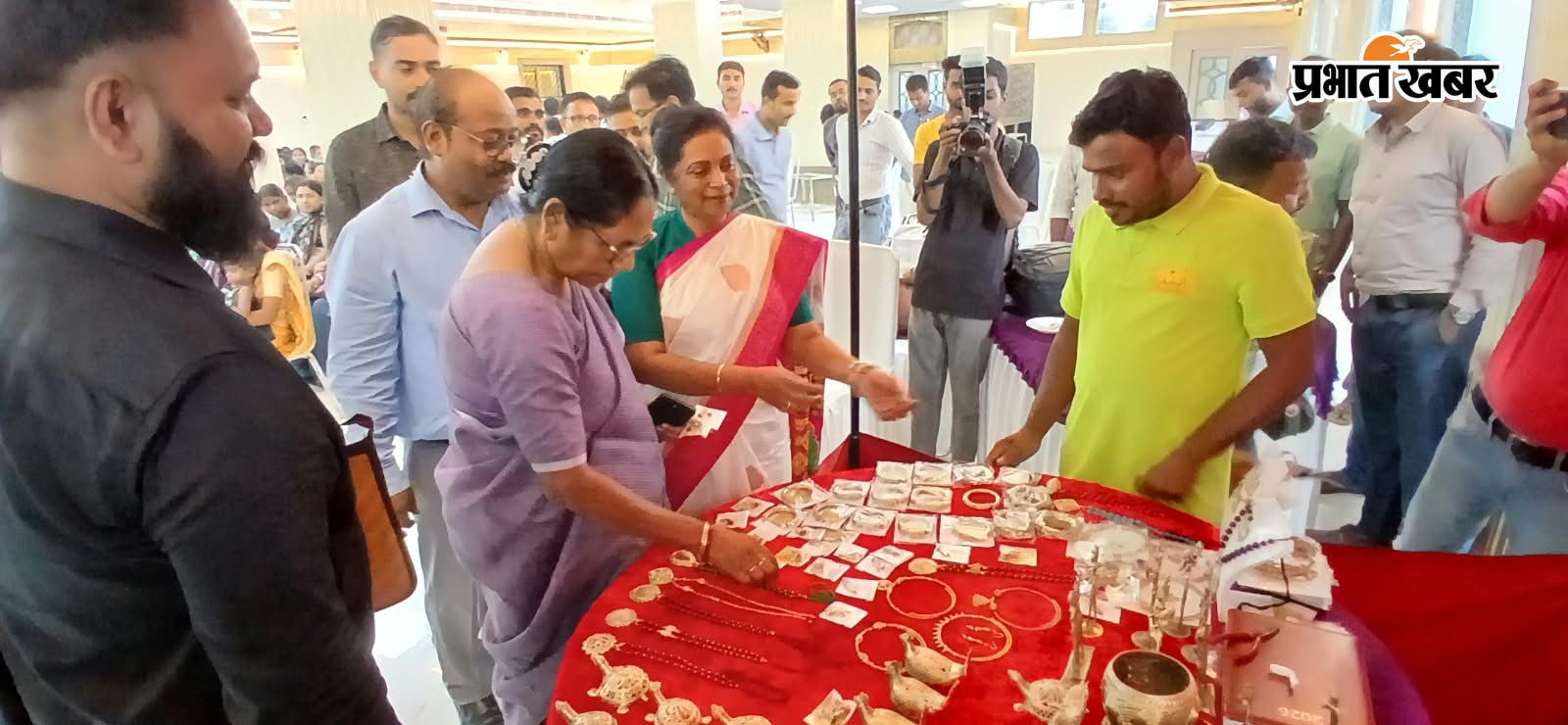 कार्यक्रम का दीप प्रज्वलित कर उदघाटन करती विधायक डॉ लुईस मरांडी, साथ में जिप अध्यक्ष जॉयस बेसरा व अन्य. कार्यक्रम में एसएचजी ग्रुप की दीदियां व अन्य. | Prabhat Khabar Network