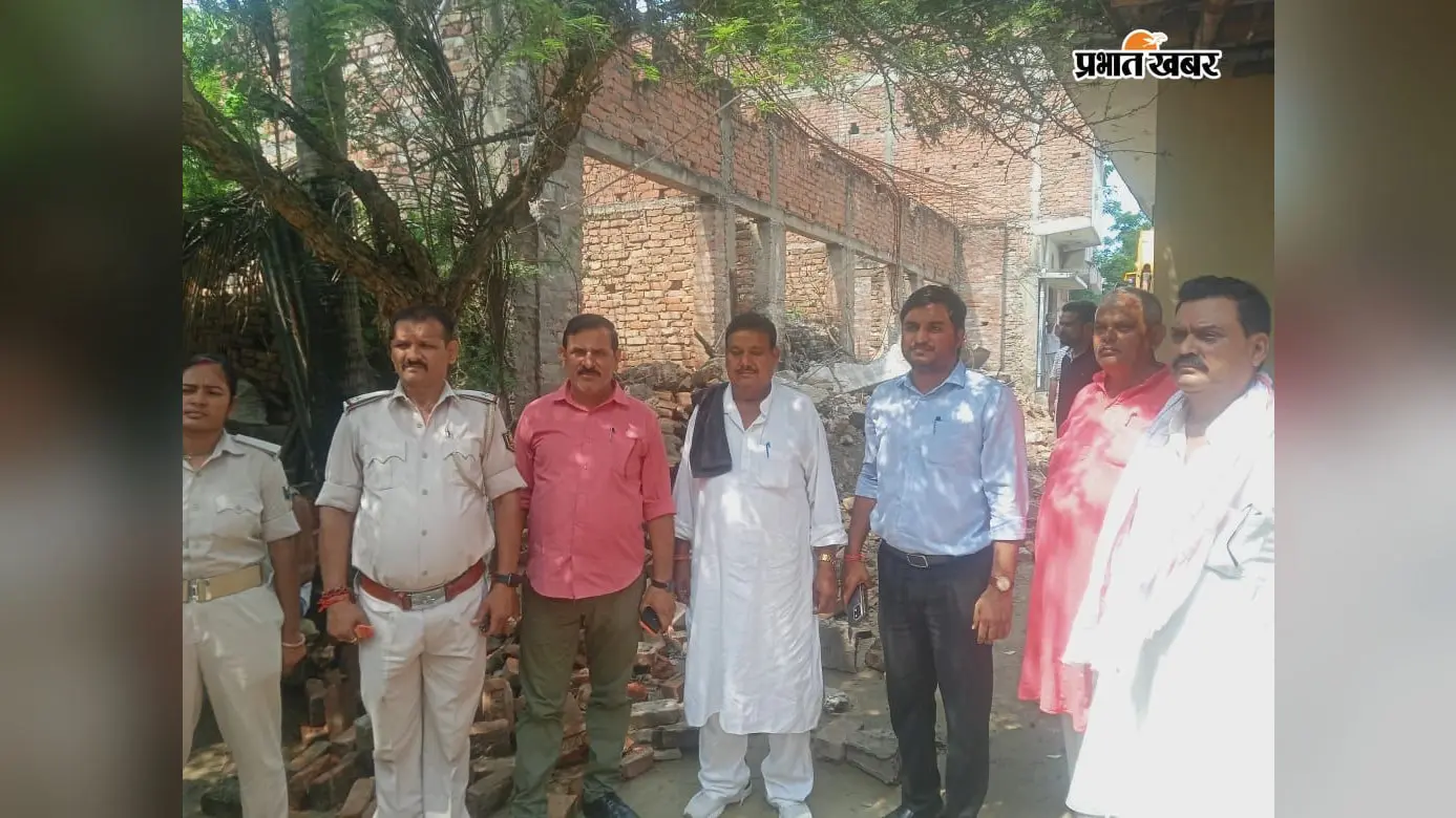 गोपालगंज के करवतही बाजार में चला बुलडोजर: हाईकोर्ट के आदेश पर सार्वजनिक जमीन से अतिक्रमण हटाया, मकान ध्वस्त
