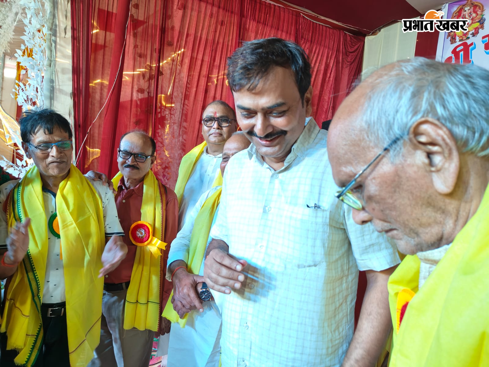 मंच पर सम्मानित होते अतिथि न्यू एरिया में आइएमए के समीप स्थापित भगवान गणेश की प्रतिमा | Prabhat Khabar Network