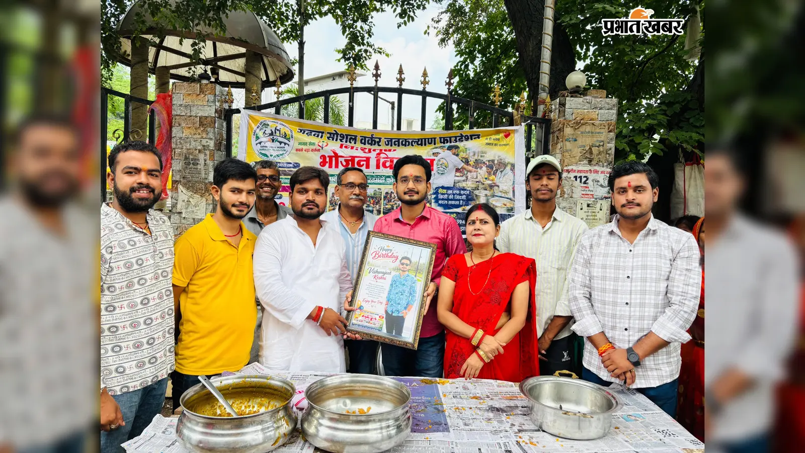 जन्मदिन पर अनोखी पहल: माता-पिता के साथ पहुंचे भंडारे में, सैकड़ों जरूरतमंदों को कराया भोजन