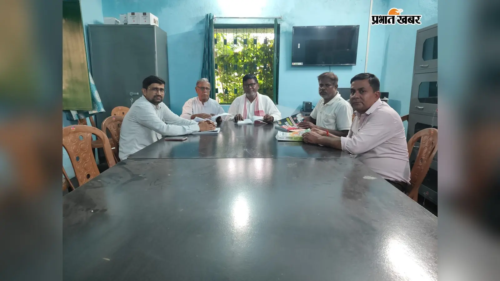 किताबों से लेकर कंप्यूटर और प्रिंट आउट तक की सुविधा, जनप्रतिनिधियों ने किया पुस्तकालय का निरीक्षण
