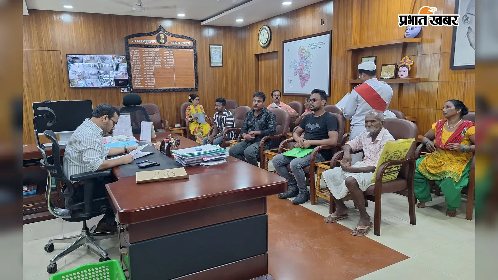 जनता दरबार में उमड़ी फरियादियों की भीड़, डीसी ने अधिकारियों को त्वरित कार्रवाई का दिया निर्देश