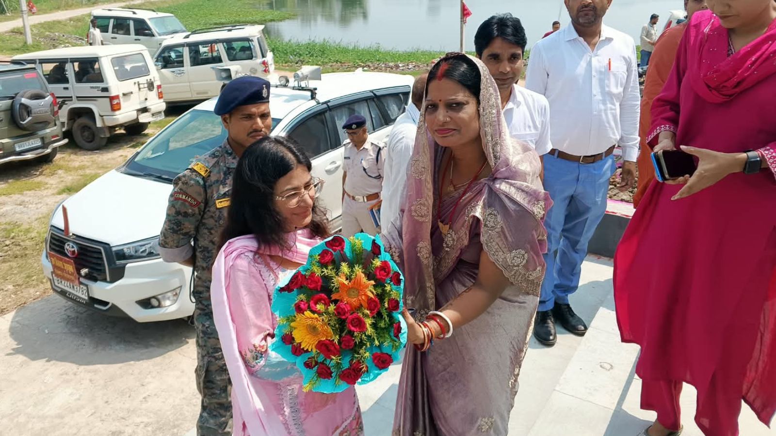 डीडीसी आकांक्षा आनंद का स्वागत करते स्थानीय प्रतिनिधि