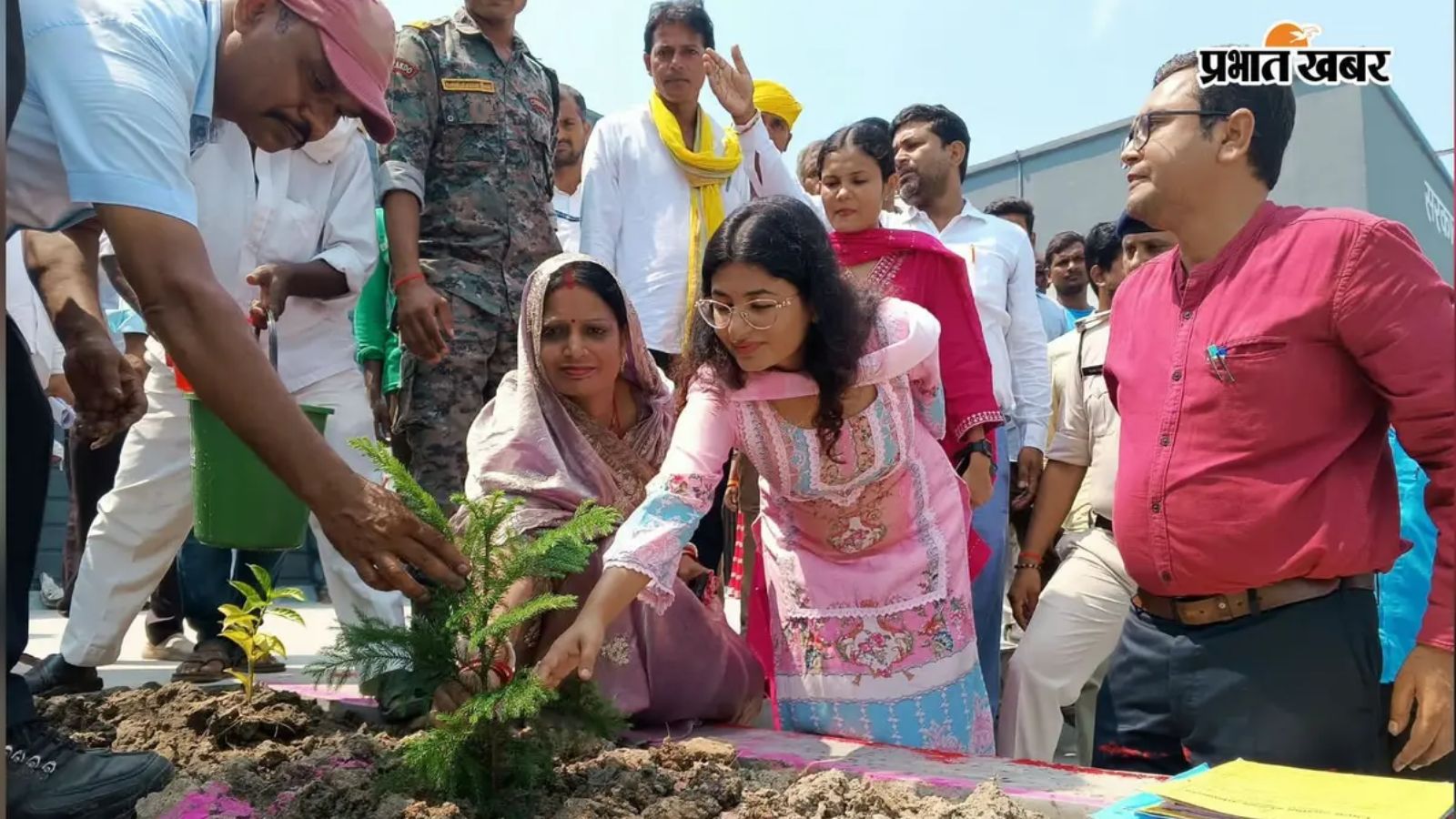 पौधरोपण करती डीडीसी आकांक्षा आनंद, बीडीओ शेफाली व मुखिया हीना देवी