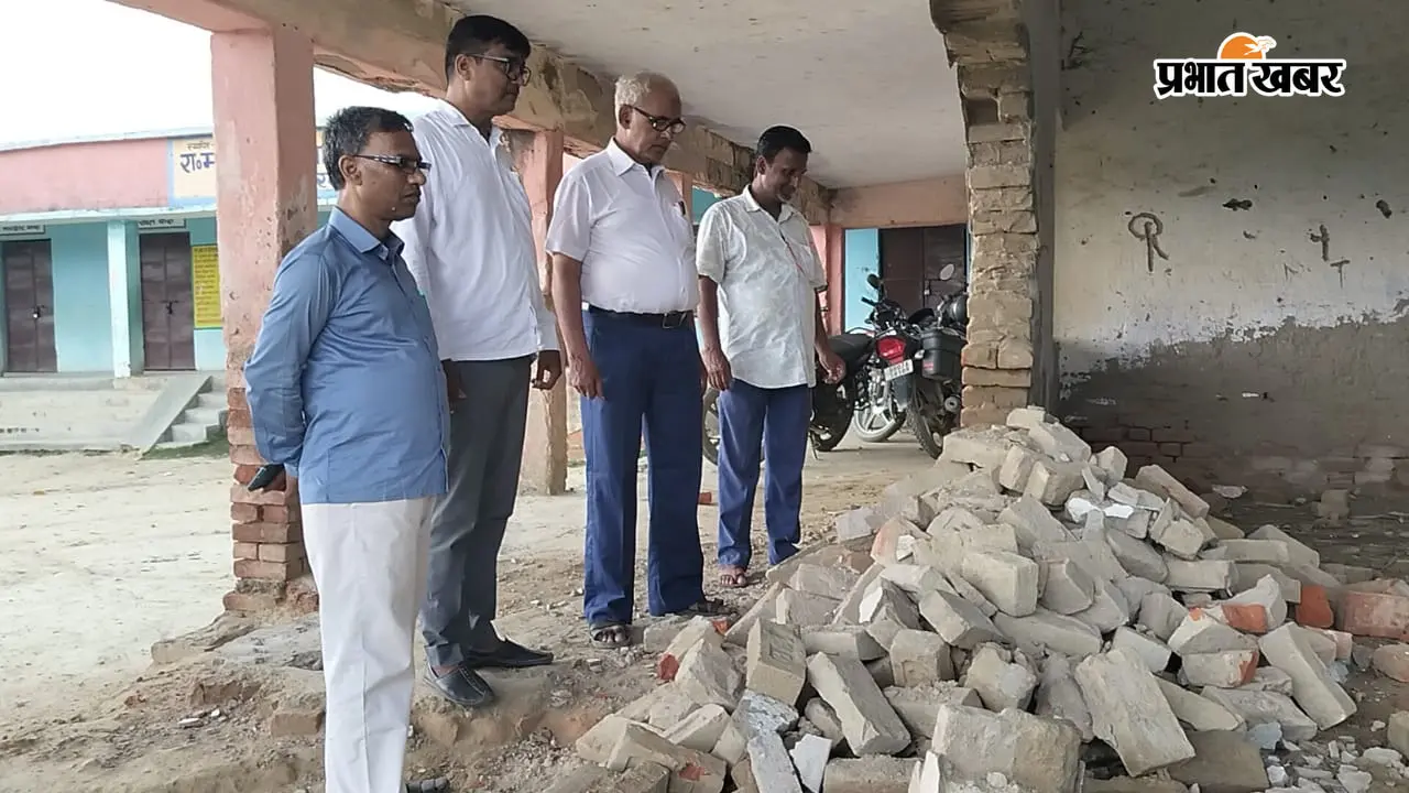 स्कूल के 13 कमरों के ताले में भर दिया एमसिल, दीवार तोड़कर ईंटें भी उठा ले गये चोर