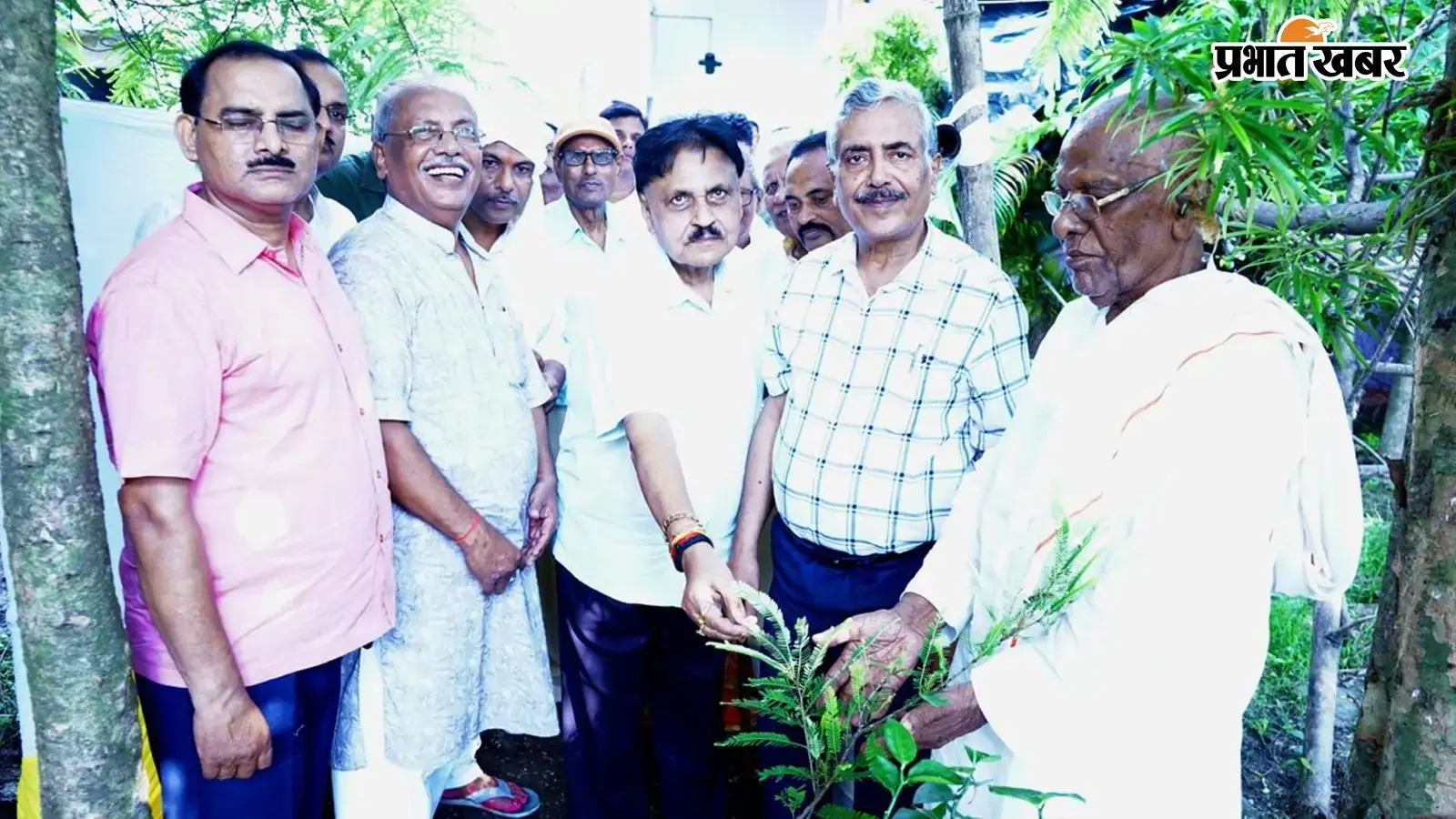 मोरसराय में स्व. रामप्रवेश बाबू की स्मृति में कार्यक्रम, पौधरोपण कर दी गयी श्रद्धांजलि
