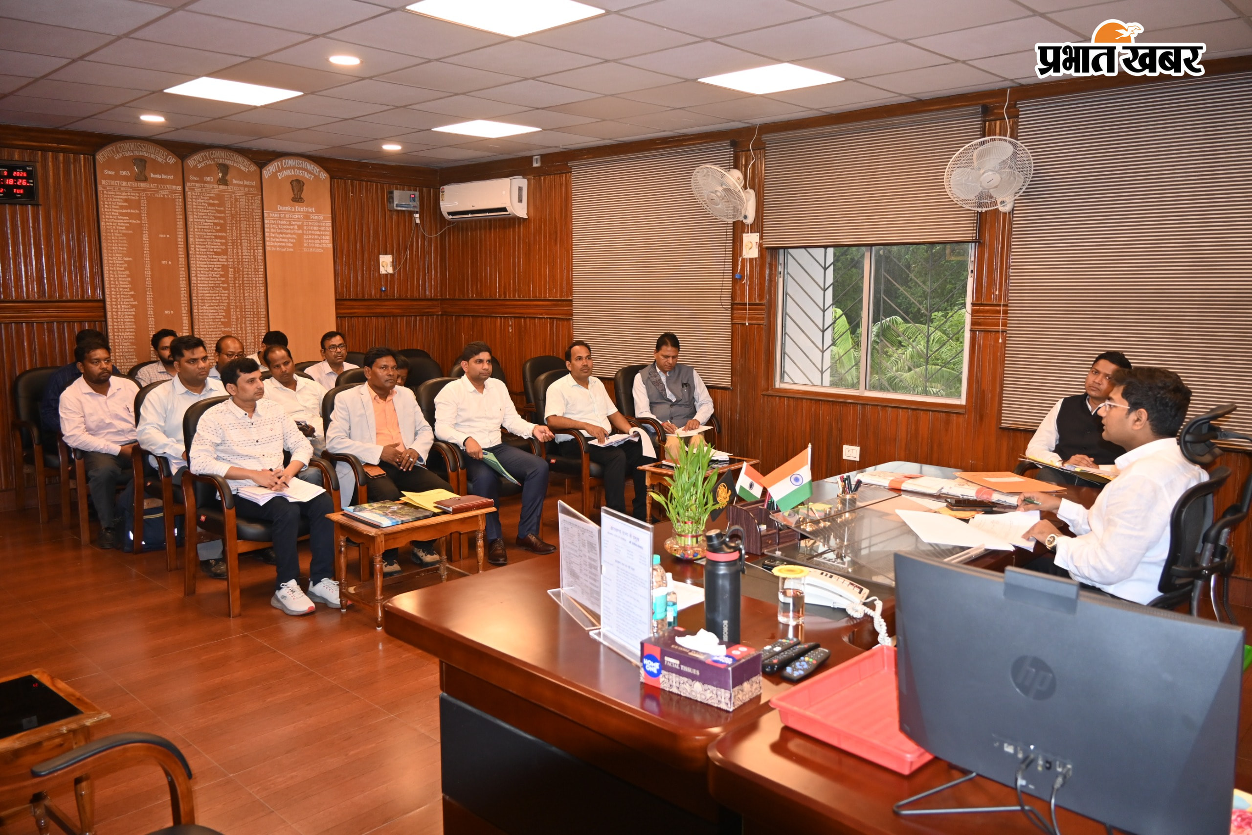 अधिकारियों के साथ डीएमएफटी योजनाओं की प्रगति की समीक्षा करते उपायुक्त अभिजीत सिन्हा. | Prabhat Khabar Network